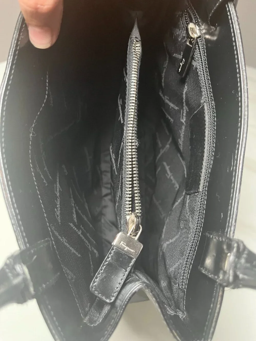 Ferragamo Gancini Embossed Black Leather Shoulder Bag AU-21 1796 - Picture 15 of 16